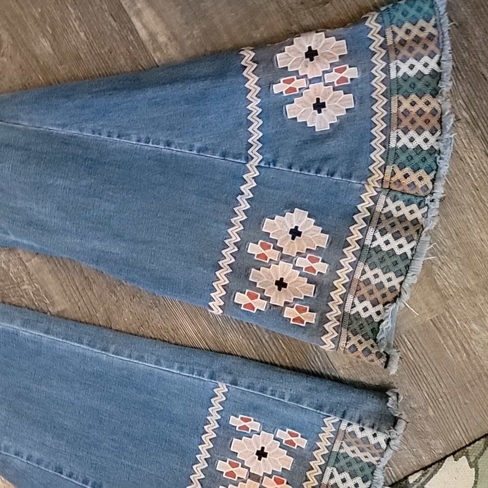 Saints & Hearts embroidered flare jeans - Picture 2 of 4